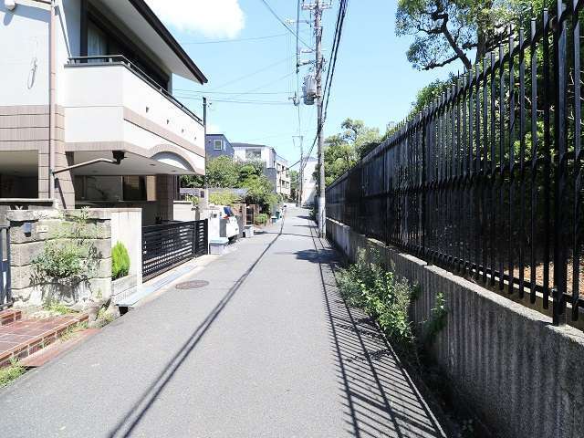町の北東部を南西方向から見た景色。道幅が狭く入り組んだ街路が多いです。