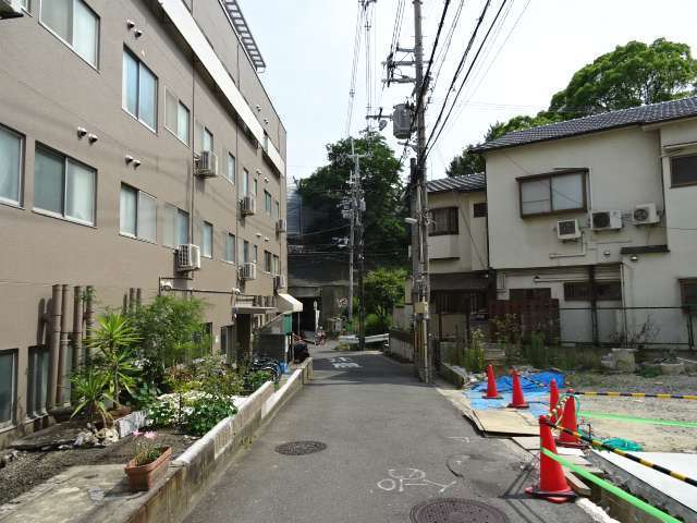 町の南東部を北東方向から見た景色。奥には名神高速道路が走っています。