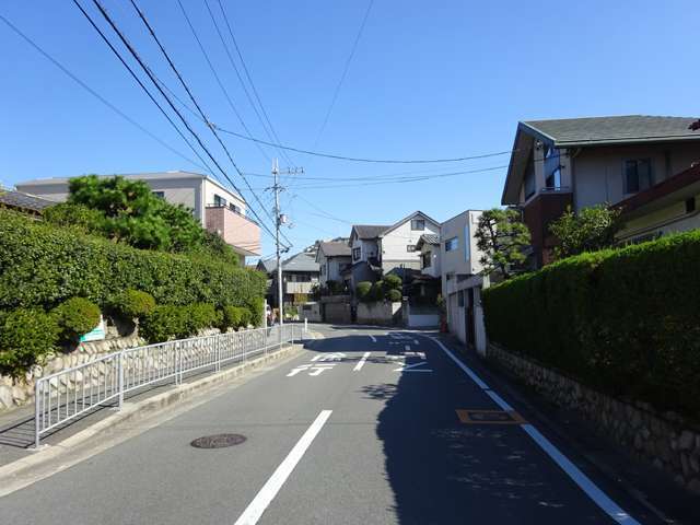 町の南西部を西方向から見た景色。生垣や植栽のある家が多い一戸建てが多く並んでいます。