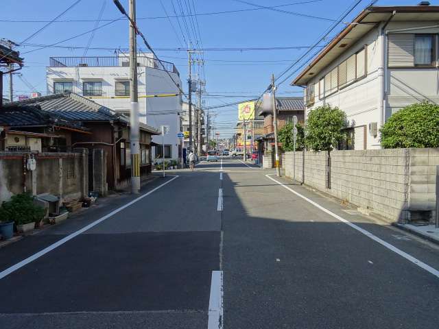 区画の整った街路沿いに一戸建てやマンションなどが混在しています。