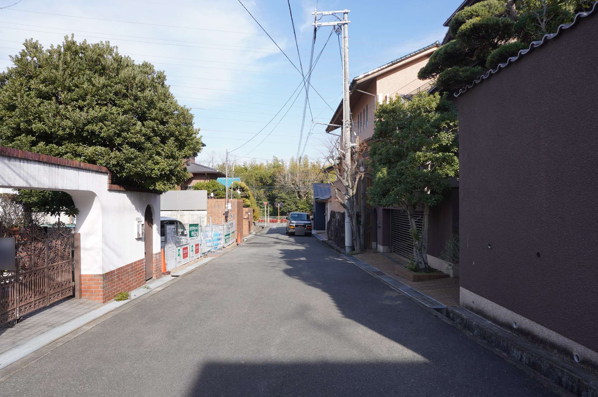 一戸建てが多く並んでいます。