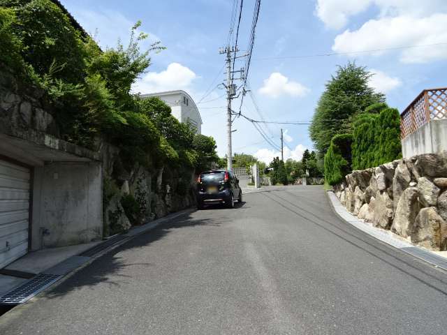 町の南部を西方向から見た景色。丘陵地にあるため、坂道が多いです。