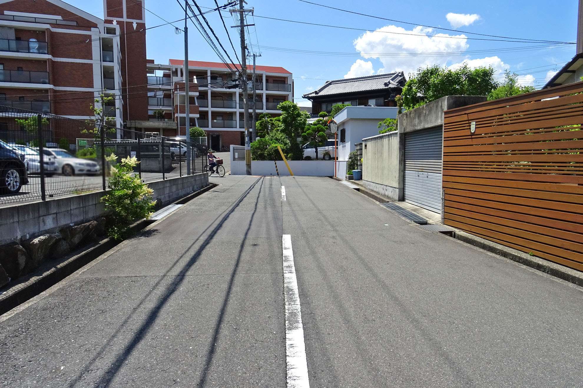 町の北半分が住宅地エリアで、一戸建てやマンションが混在しています。