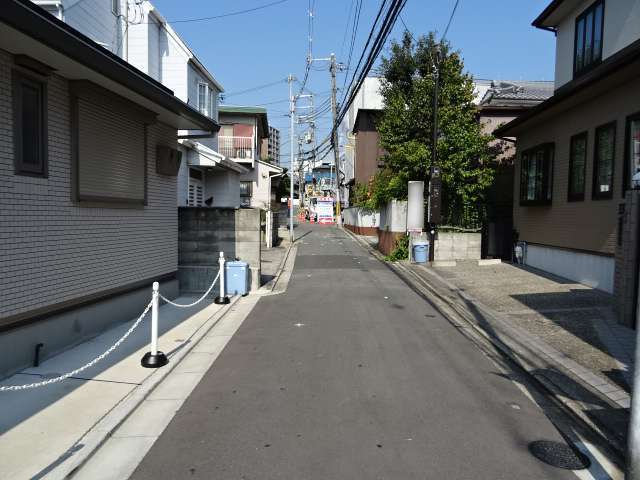 町の北西部を南方向から見た景色。一戸建てが中心に並んでいます。