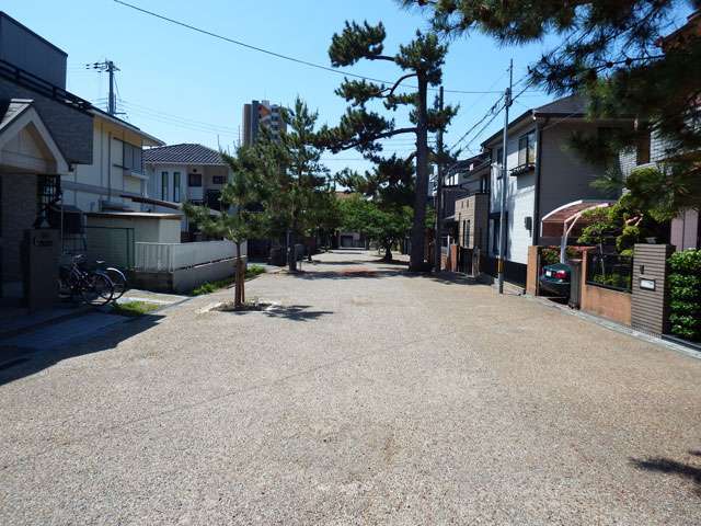 町の中央部を北方向から見た景色。町内に『垂水神社』があり、神社の前は参道として整備されています。