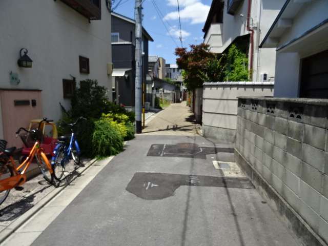 町の西部を南方向から見た景色。道幅が狭い街路が多く、車の運転には注意が必要です。