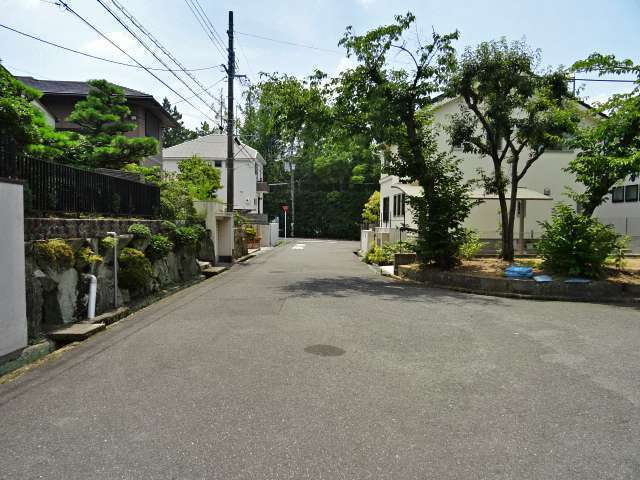 生垣や植栽のある家が多く、町内には緑道もあります。