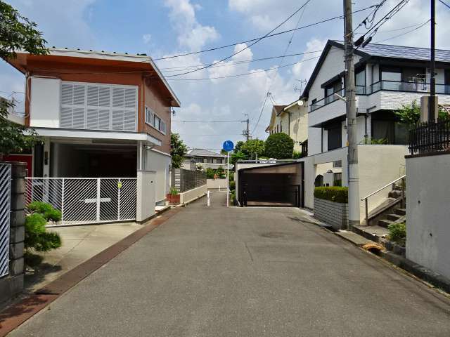 北部は第1種低層住居専用地域のため、一戸建てが中心です。