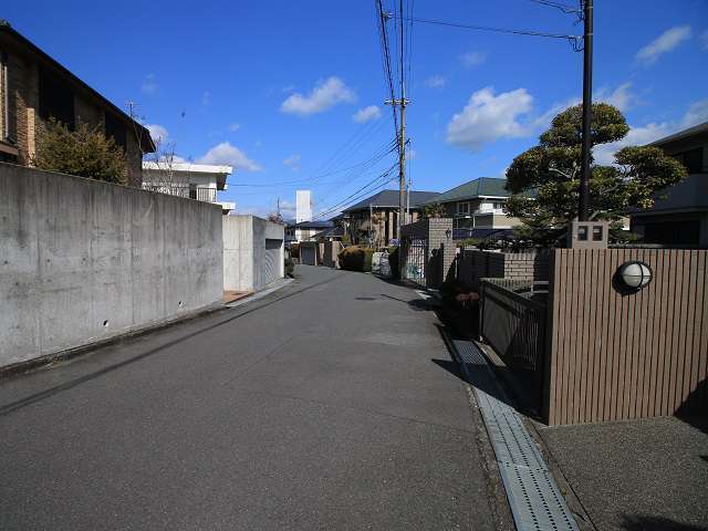 町の西部を西方向から見た景色。敷地の広い一戸建てが多く並んでいます。