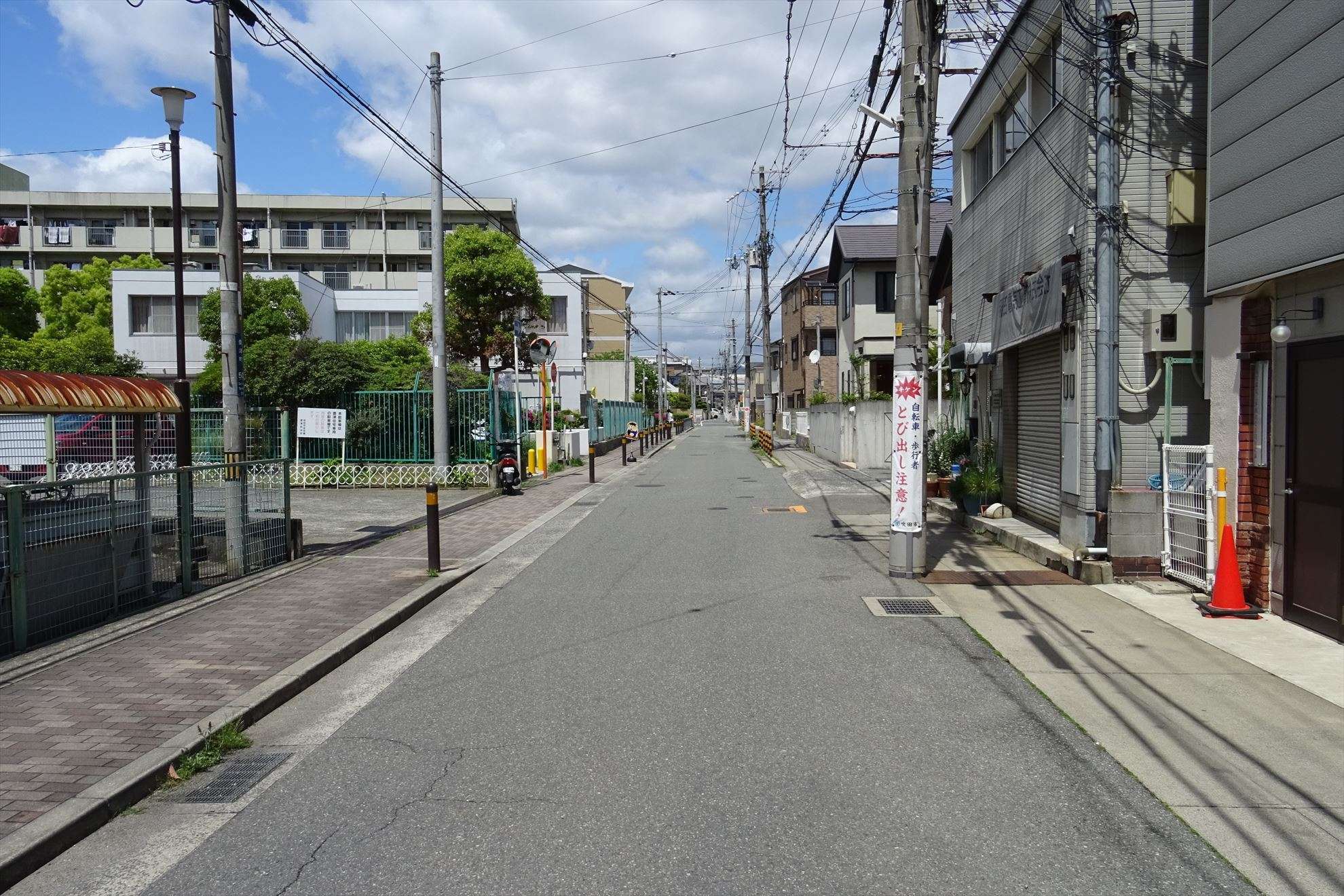 町の南西部を南方向から見た景色。一戸建てやマンションなどが混在しています。