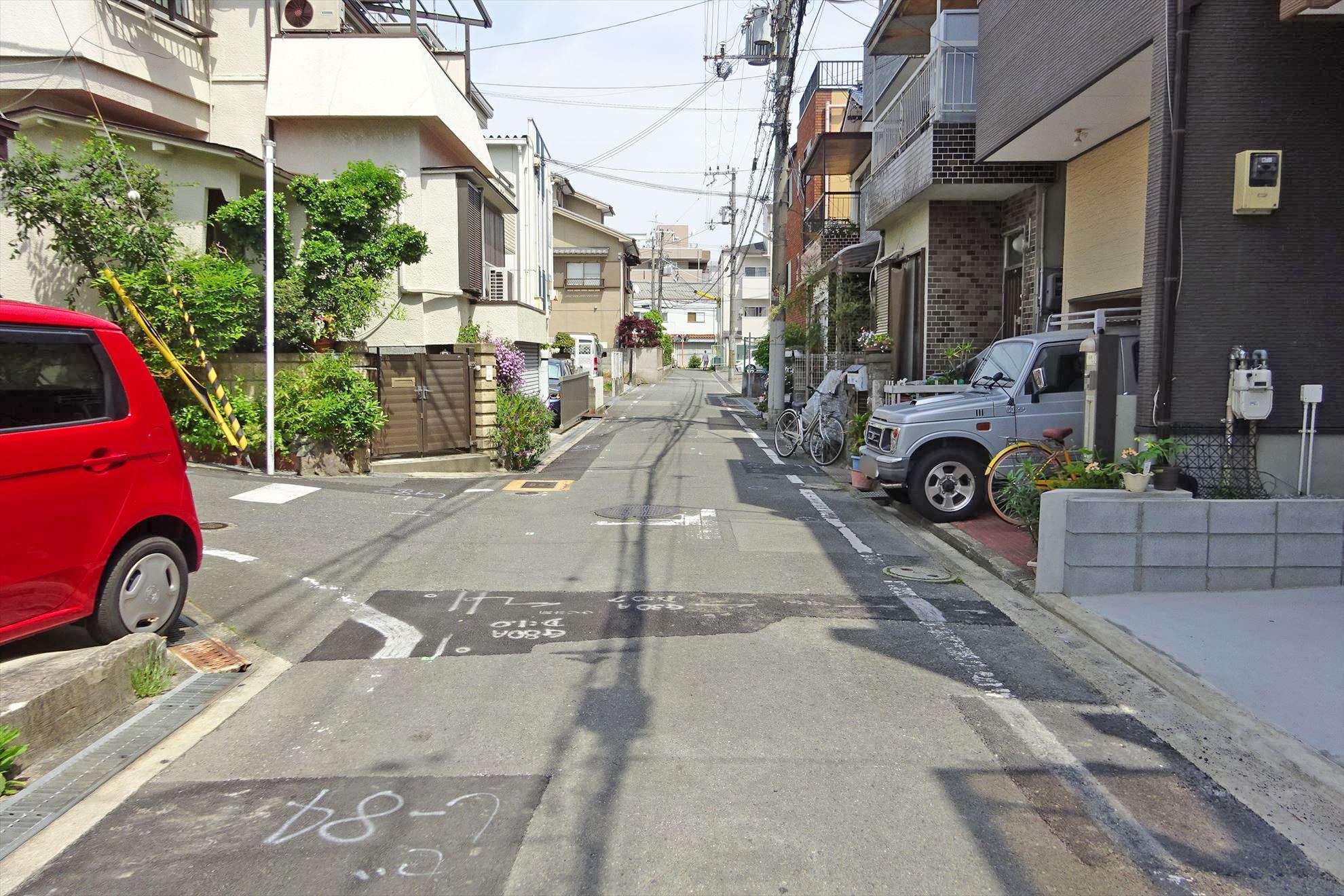 町の南西部を西方向から見た景色。道幅の狭い街路が多いです。