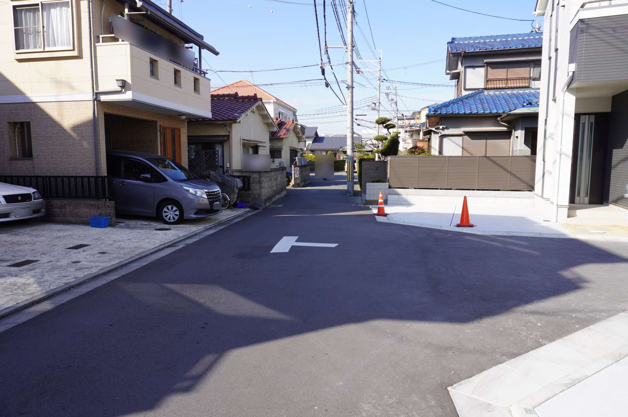 一戸建てが多く立ち並んでいます。