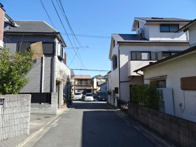 道幅が狭く入り組んだ街路が多いです。