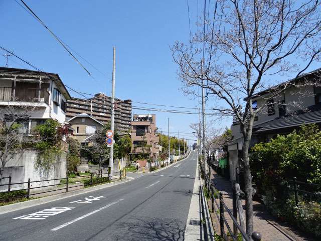 町の中央部を東西に通る主要道路。マンションが少し見られます。