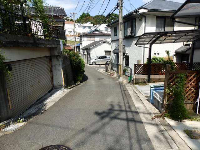 町の東部を西方向から見た景色。道幅が狭く、細かなアップダウンがあります。