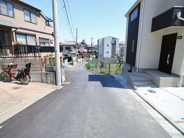 町の中央部を西方向から景色。住宅地の中に田畑が少し残されています。