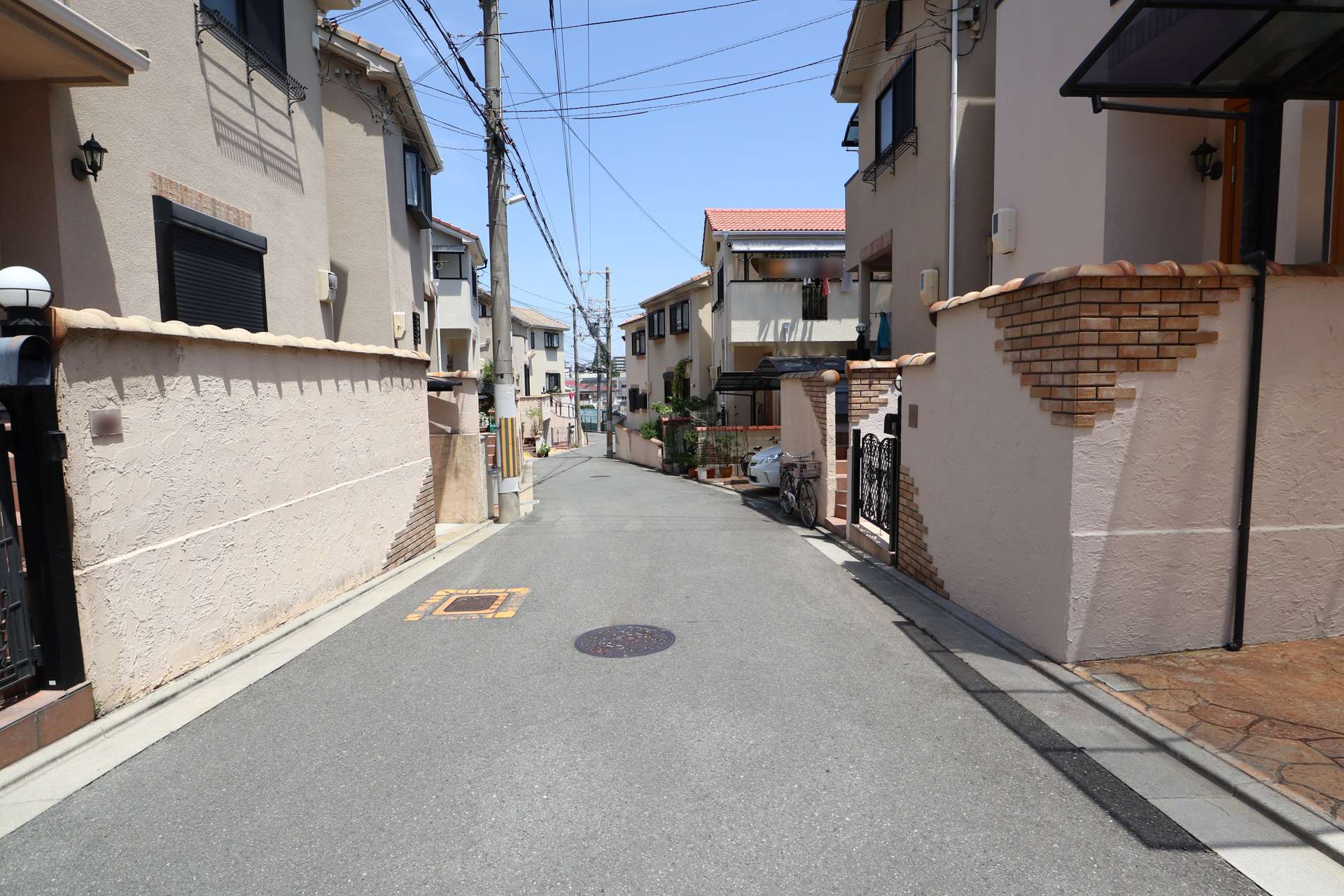 道幅は狭く入り組んだところが多いですが、落ち着いた雰囲気の街並みです。