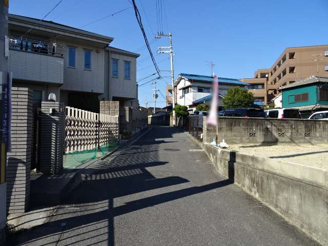 町の中央部を南東方向から見た景色。一戸建てやマンションが混在しています。