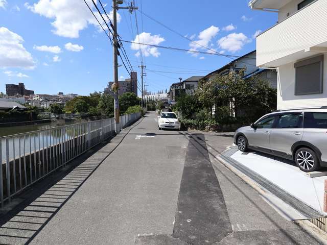 町の北部を東方向から見た景色。池や高速道路、マンションなど様々な風景が混在しています。
