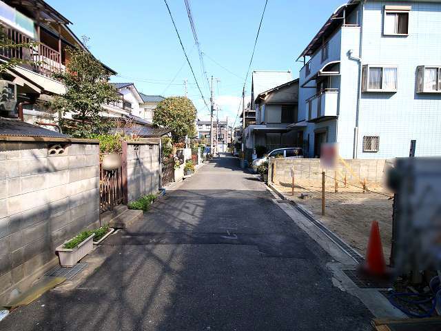 町の南部を北西方向から見た景色。直線的な街路沿いに一戸建てが並んでいます。