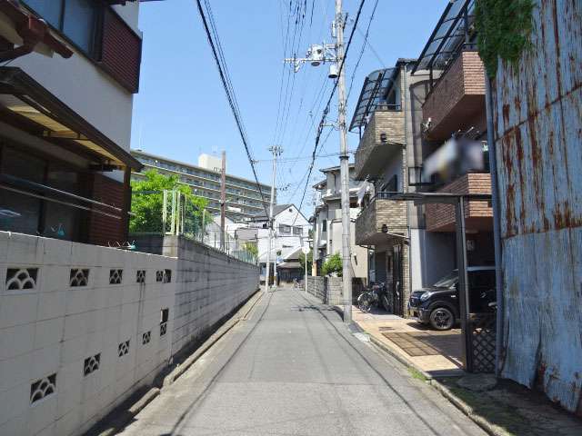 町の南部を南西側から見た景色。一戸建てやマンションなどが混在しています。