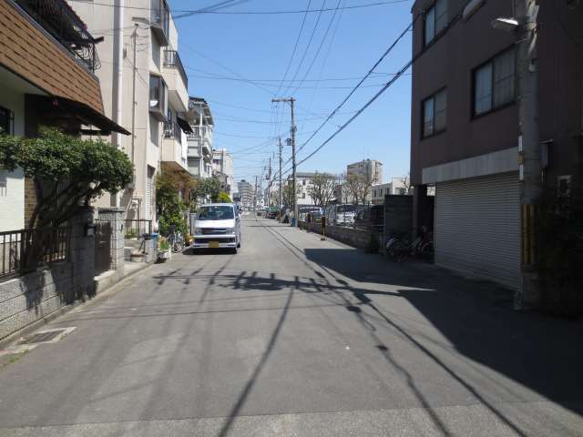町の北西部を西方向から見た景色。道幅の狭い街路が多いですが、広いところも少しあります。