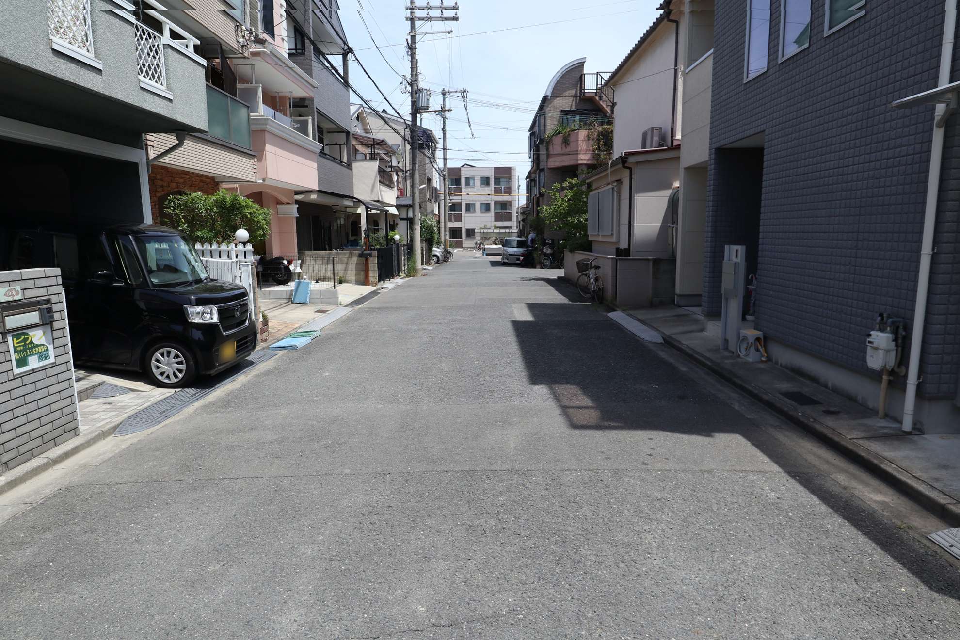 一戸建てが多く並んでいます。