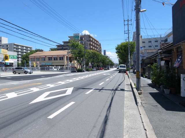 道幅が広く、開放的です。