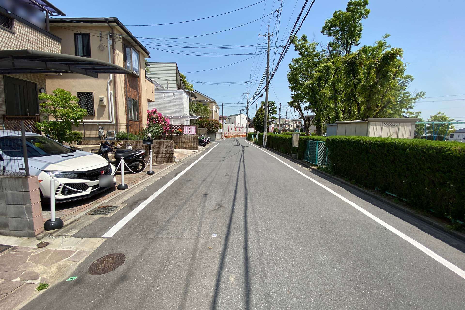 一戸建てが中心に立ち並ぶ住宅地。