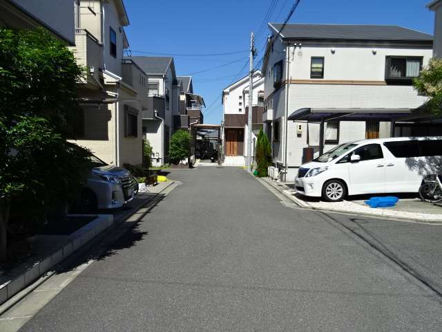 町の北部を南西方向から見た景色。この付近は行き止まりが多いです。