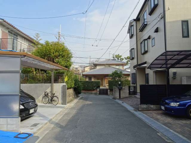 町の南部を西方向から見た景色。道幅が狭く、車の運転には注意が必要です。