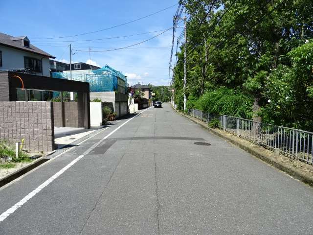 町の南東部を南西方向から見た景色。町のすぐ東側には万博記念公園の緑地が広がっています。