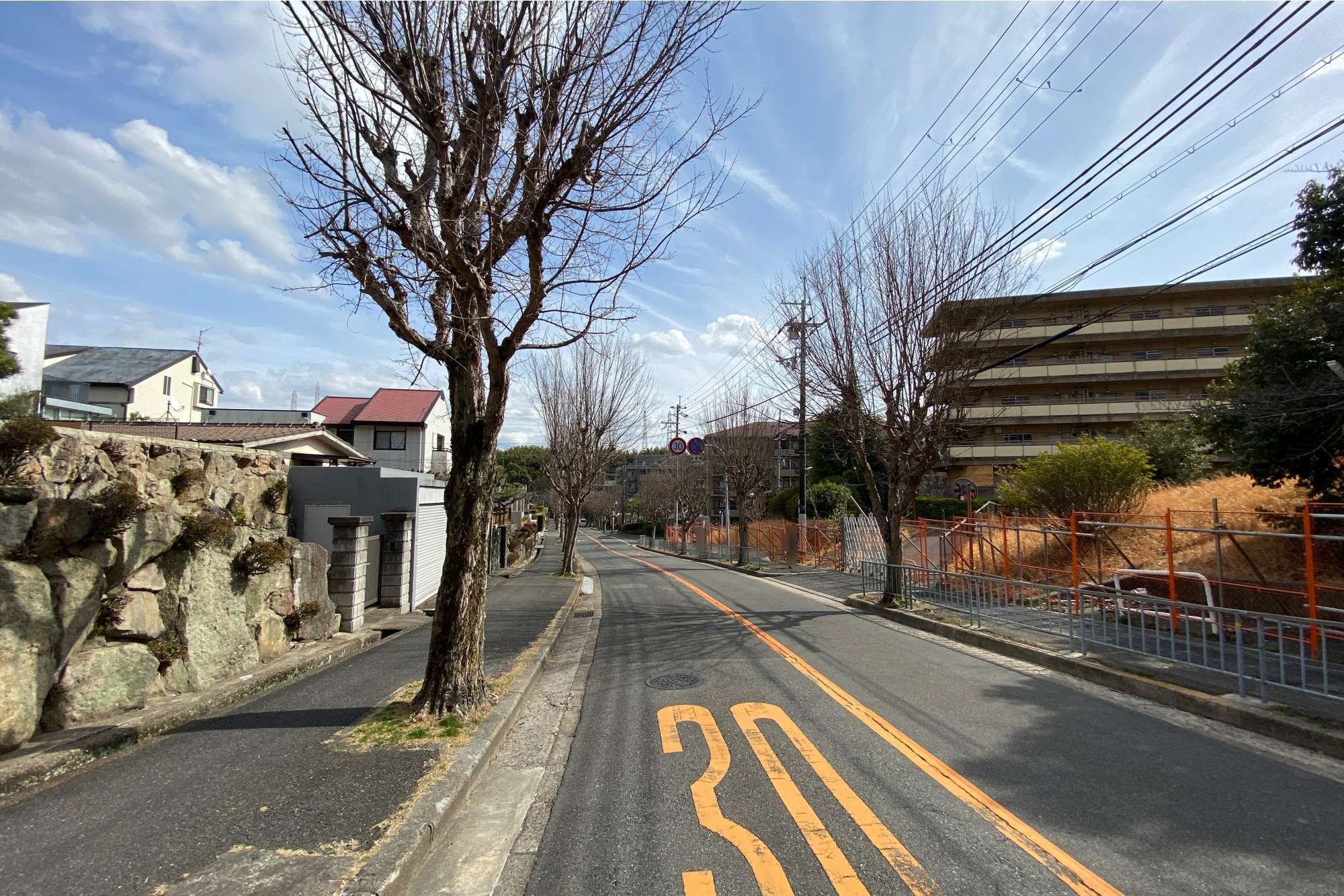 高台で、やや傾斜のある地勢です。