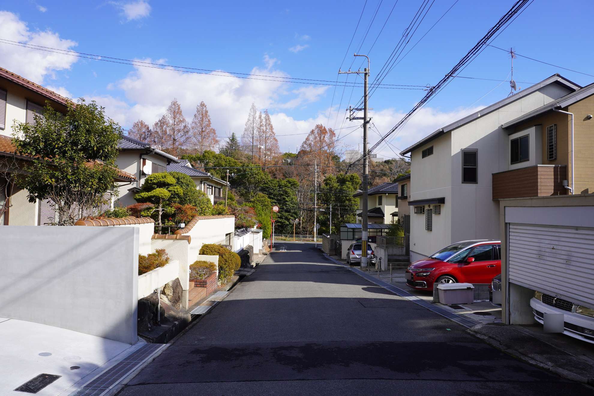 敷地の広い一戸建てが並んでいます。