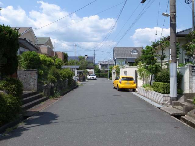 道幅が広く自動車や歩行者が安全に通行できます。