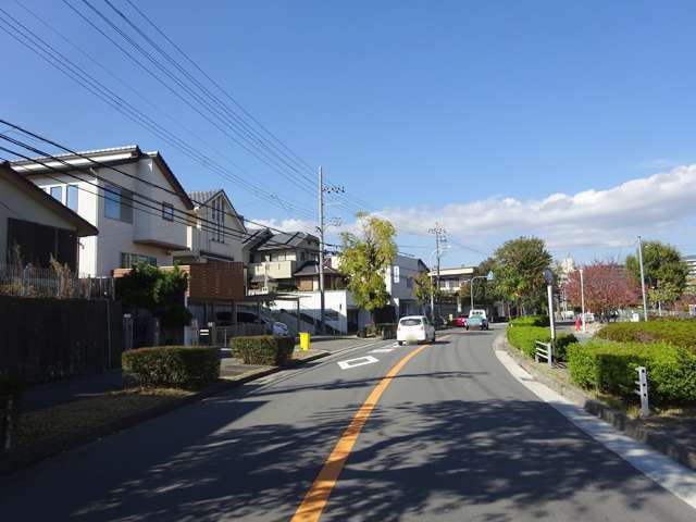 『千里ニュータウン』内にあり、ゆとりのある緑豊かな街並みが広がっています。