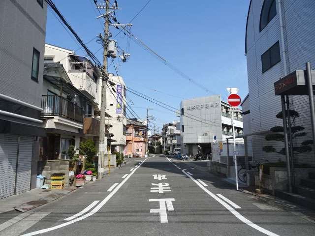 町の南西部を西方向から見た景色。一戸建てと雑居ビルが混在しています。