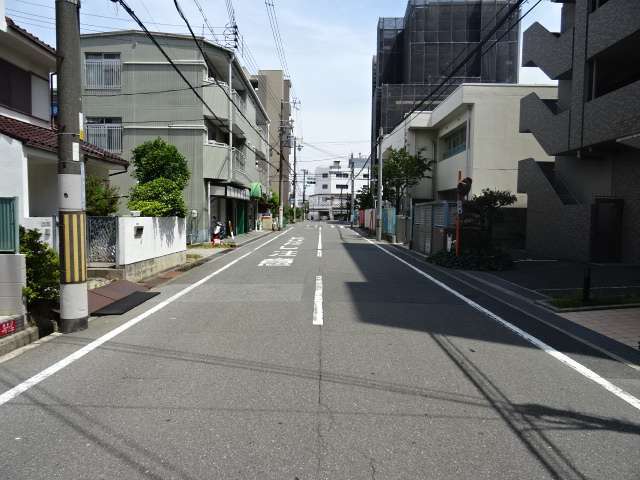 町の中央部を北西方向から見た景色。低層のマンションが多く見られます。