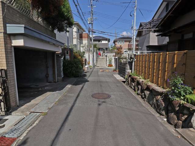 一戸建てが中心に並ぶ閑静な住宅地です。
