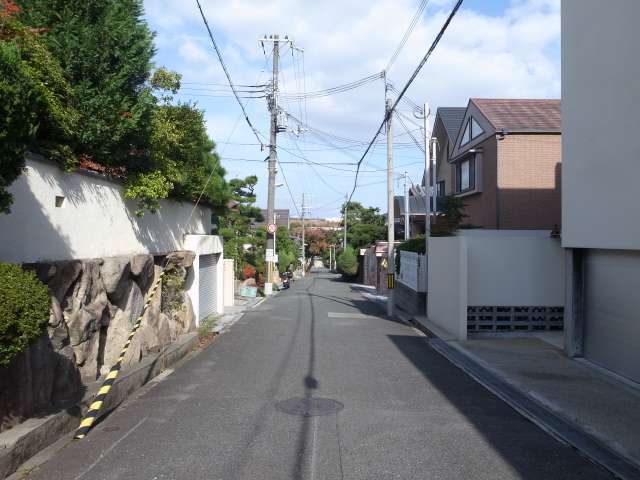 道幅は狭いですが、区画の整った街路が多いです。