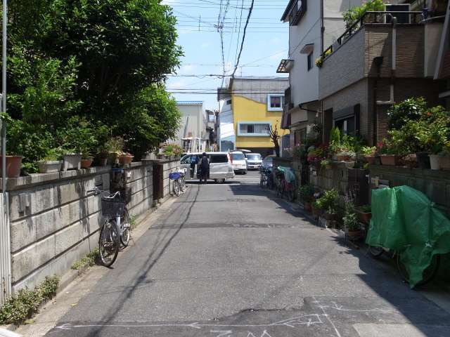町の西部を西方から見た景色。一戸建てや事務所が並んでいます。