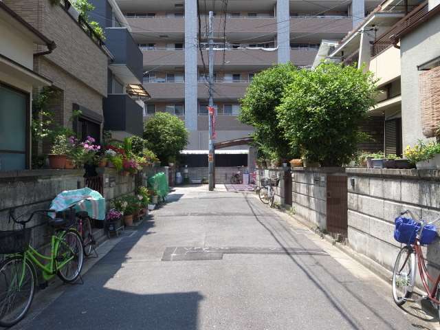 町の西部を東方向から見た景色。一戸建てとともにマンションが建っています。