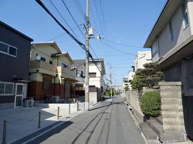 町の北部を南西方向から見た景色。直線的な街路沿いに一戸建てが並んでいます。