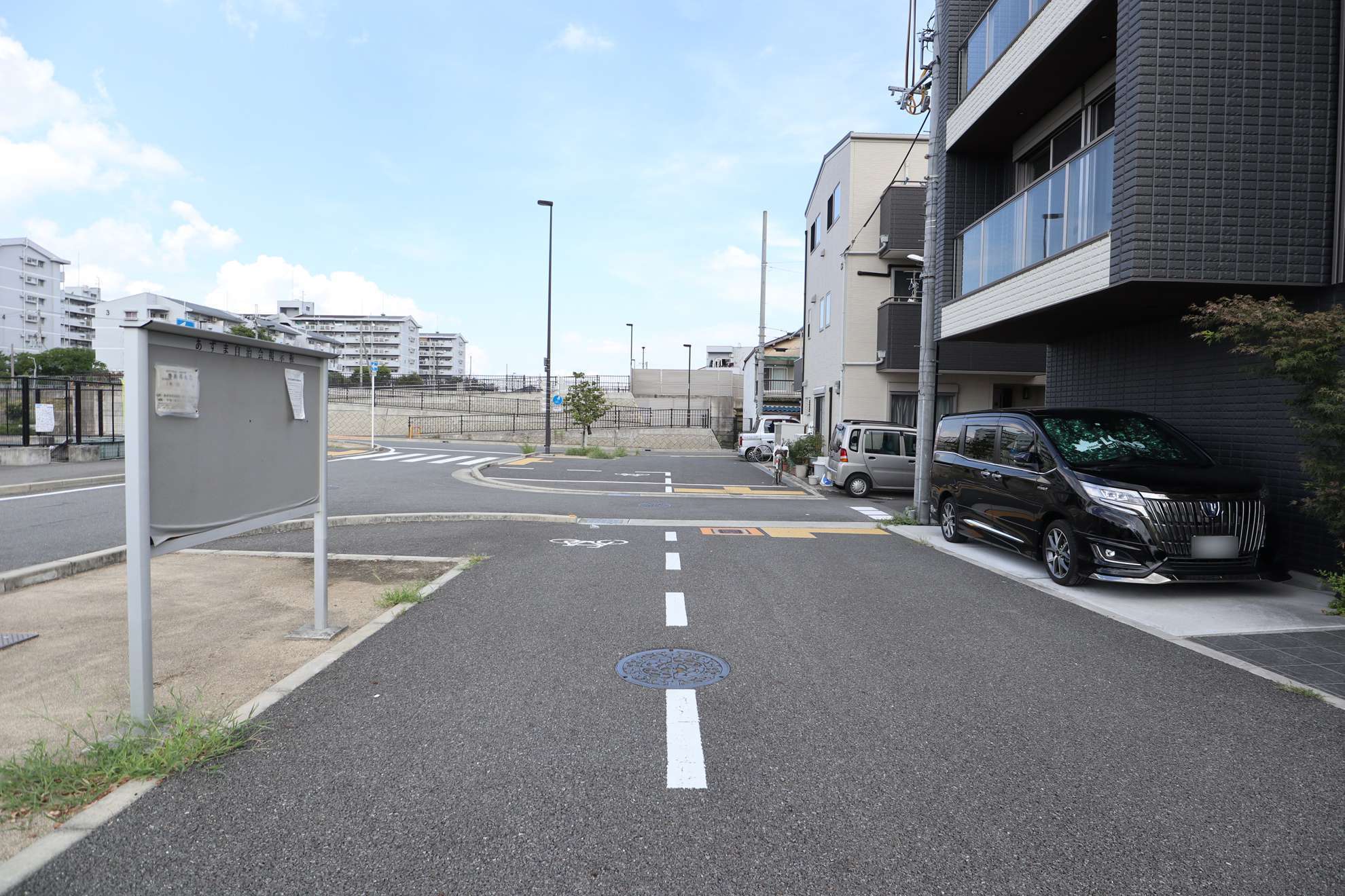 写真正面には、安威川に注ぐ川が通っています。