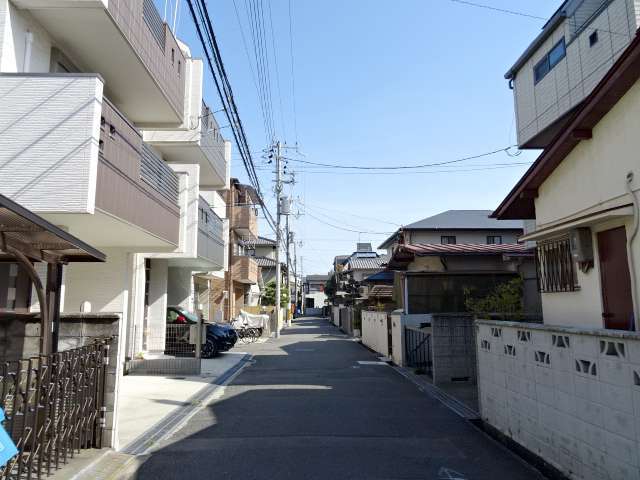 町の中央部を北方向から見た景色。築年数の長い家屋が多いですが、最近建てられた一戸建ても少し見られます。