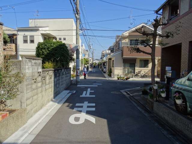 町の南部を西方向から見た景色。道幅が狭いですが、区画の整った街路が多いです。