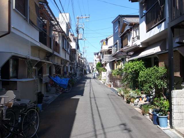 町の南東部を南東方向から見た景色。一戸建てが多く並んでいます。