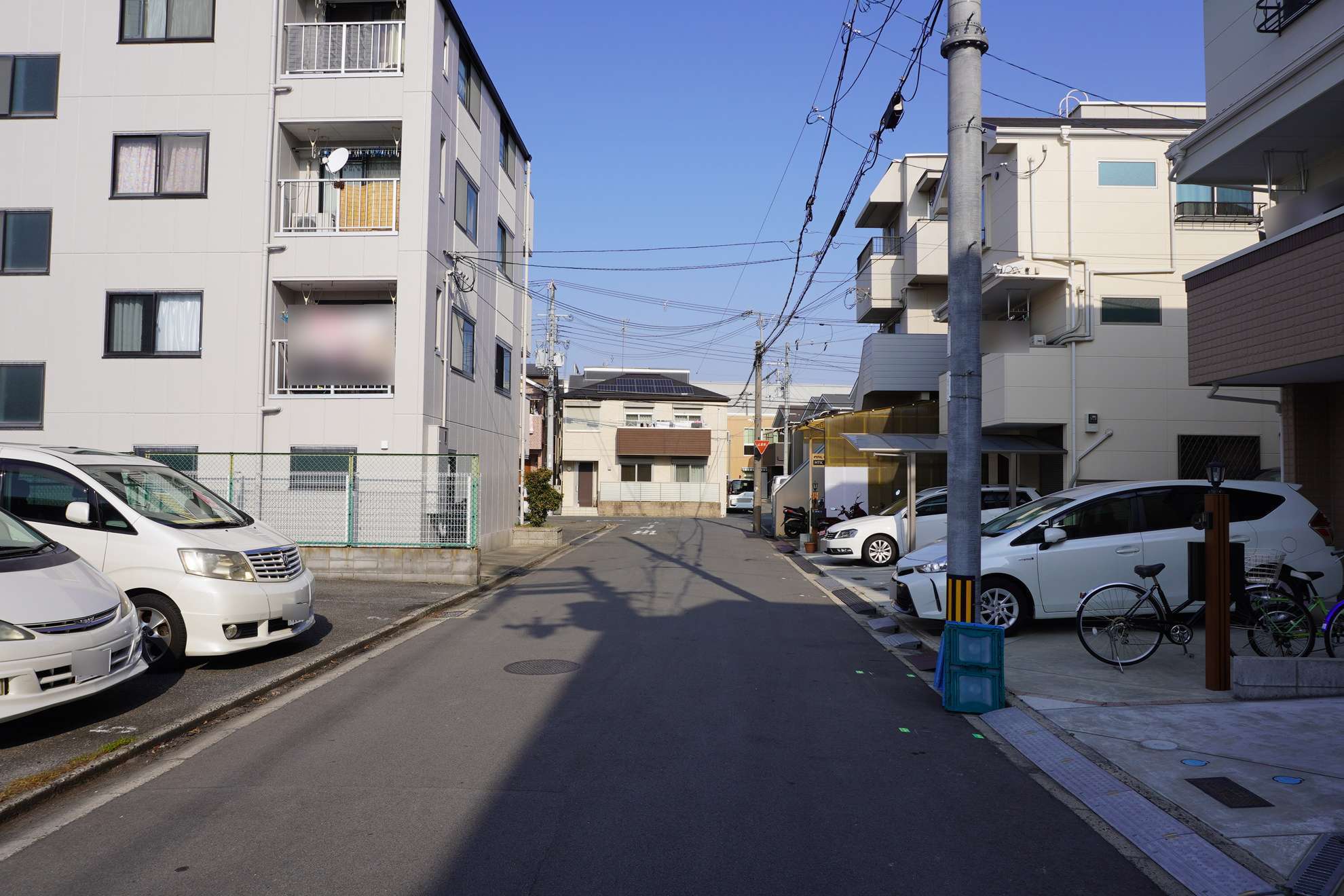 一戸建て・マンション・事務所・店舗などが混在しています。