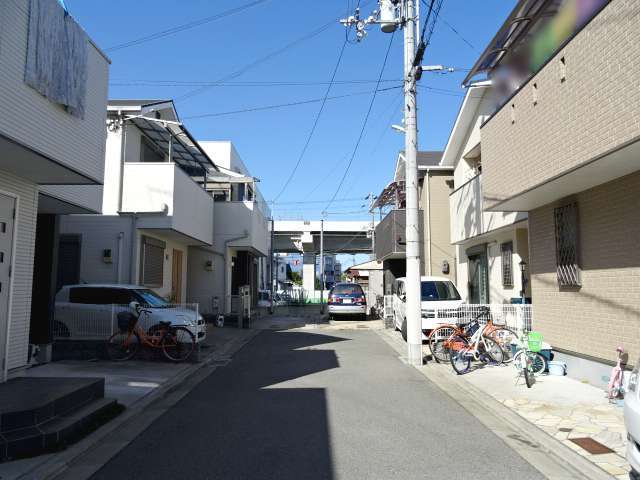 一部道幅の狭い場所もありますが、比較的区画の整った住宅地。