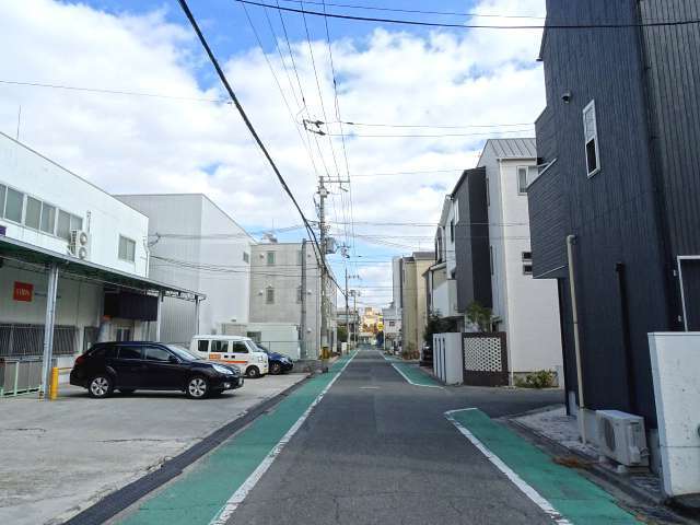 町の北部を西方向から見た景色。直線的な街路沿いに一戸建てや事務所などが混在しています。